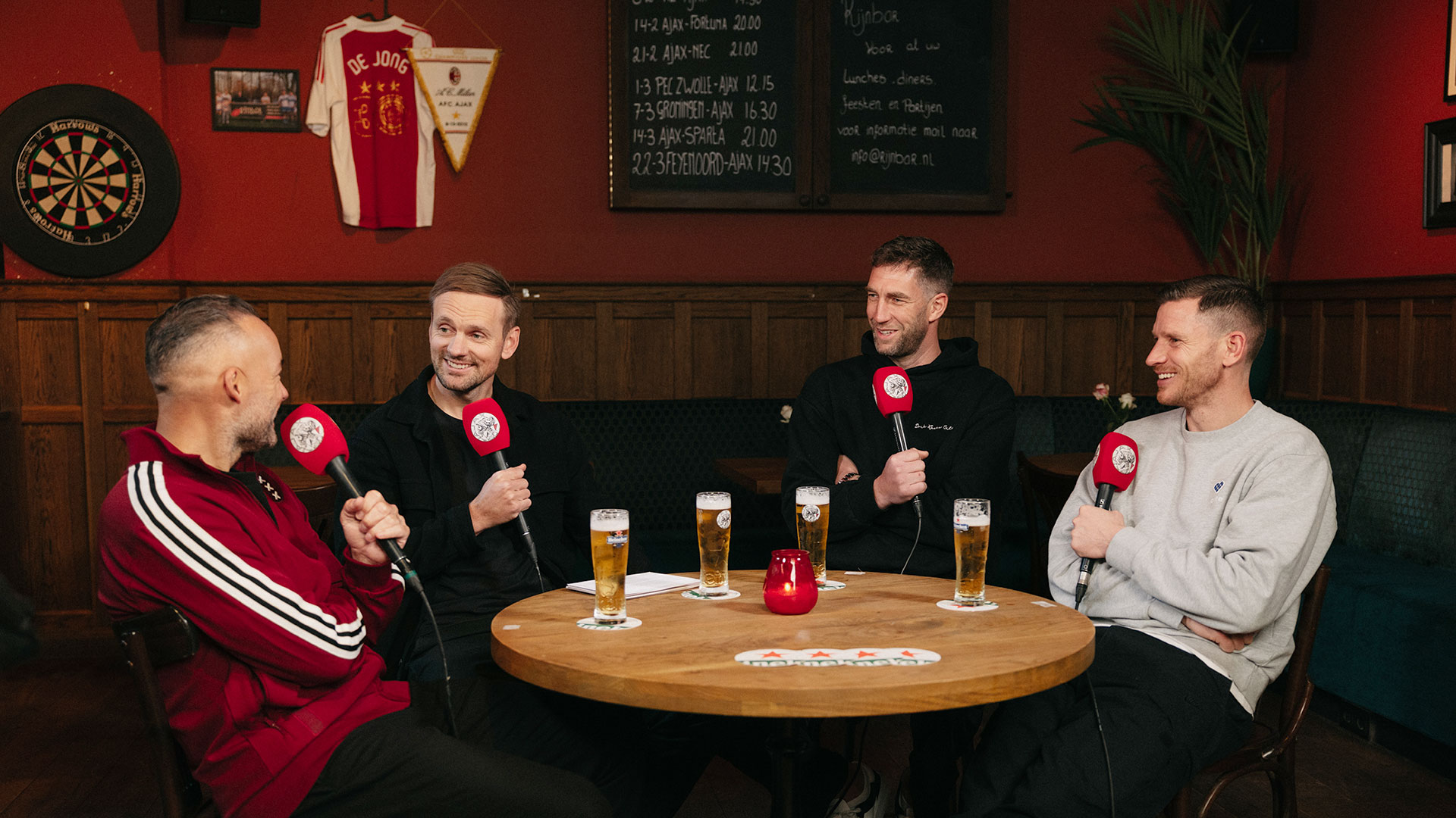 Ajax X Heineken | Mini-reünie van voetbalvrienden in Amsterdams café
