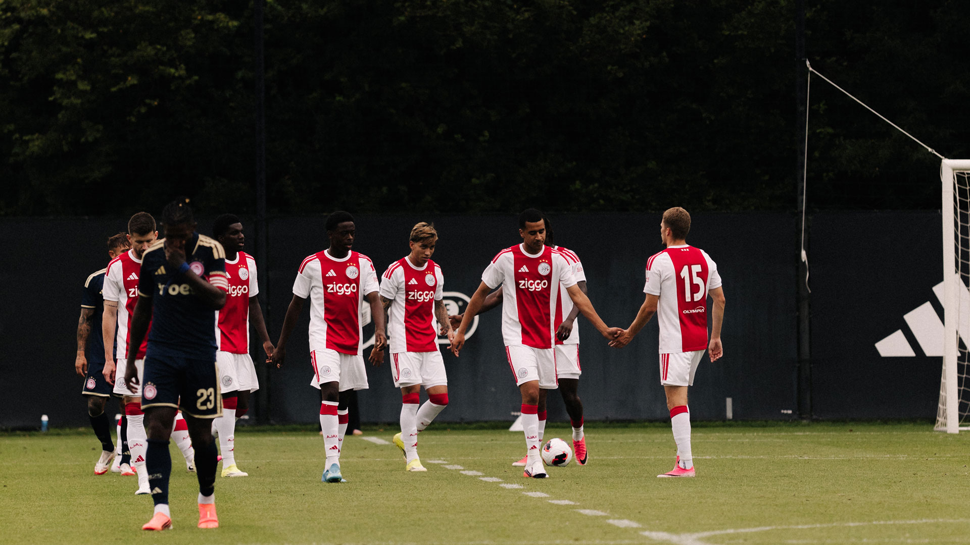 Highlights Ajax - Olympiakos | Edvardsen maakt enige treffer