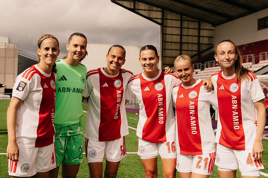 Debutantenajaxvrouwen