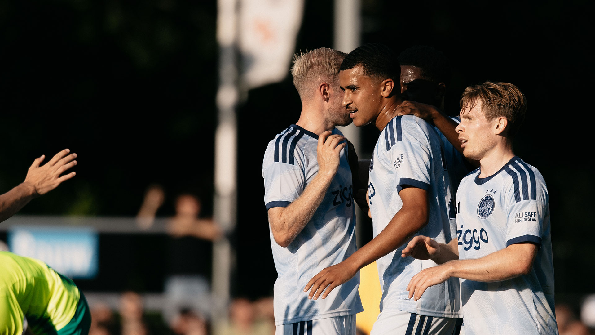 Highlights Ajax - AEK Larnaca | Ouazane beslist oefenduel