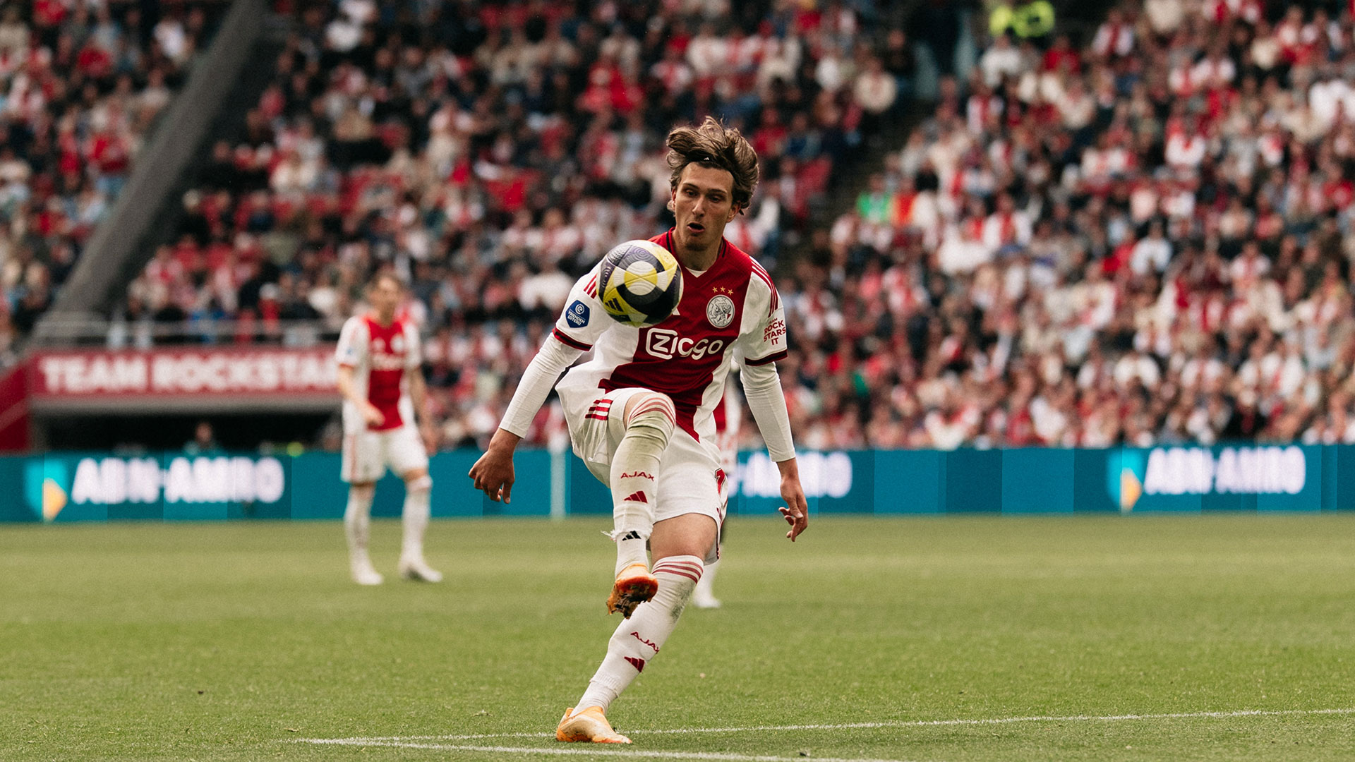 Luister naar Ajax - FC Groningen via Ajax Radio