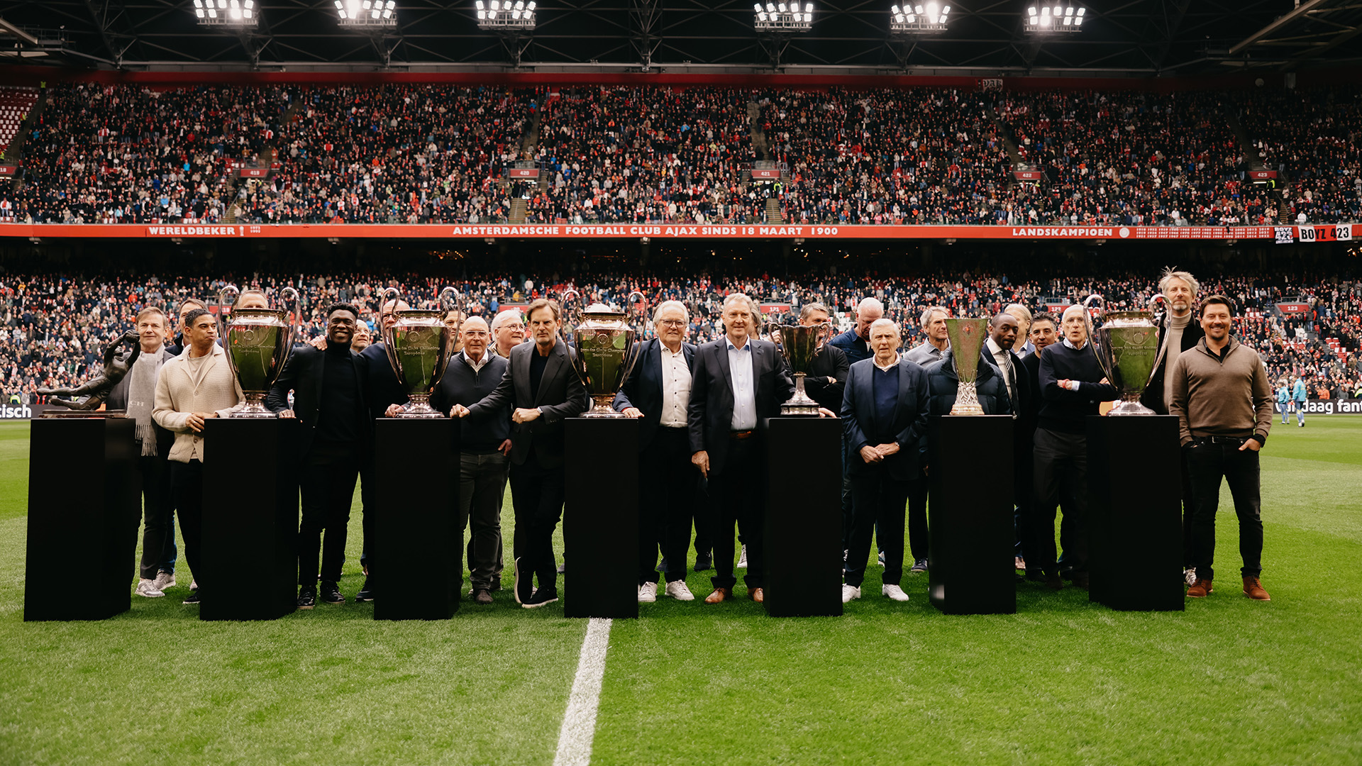 Ajax-iconen genieten tijdens jubileumwedstrijd