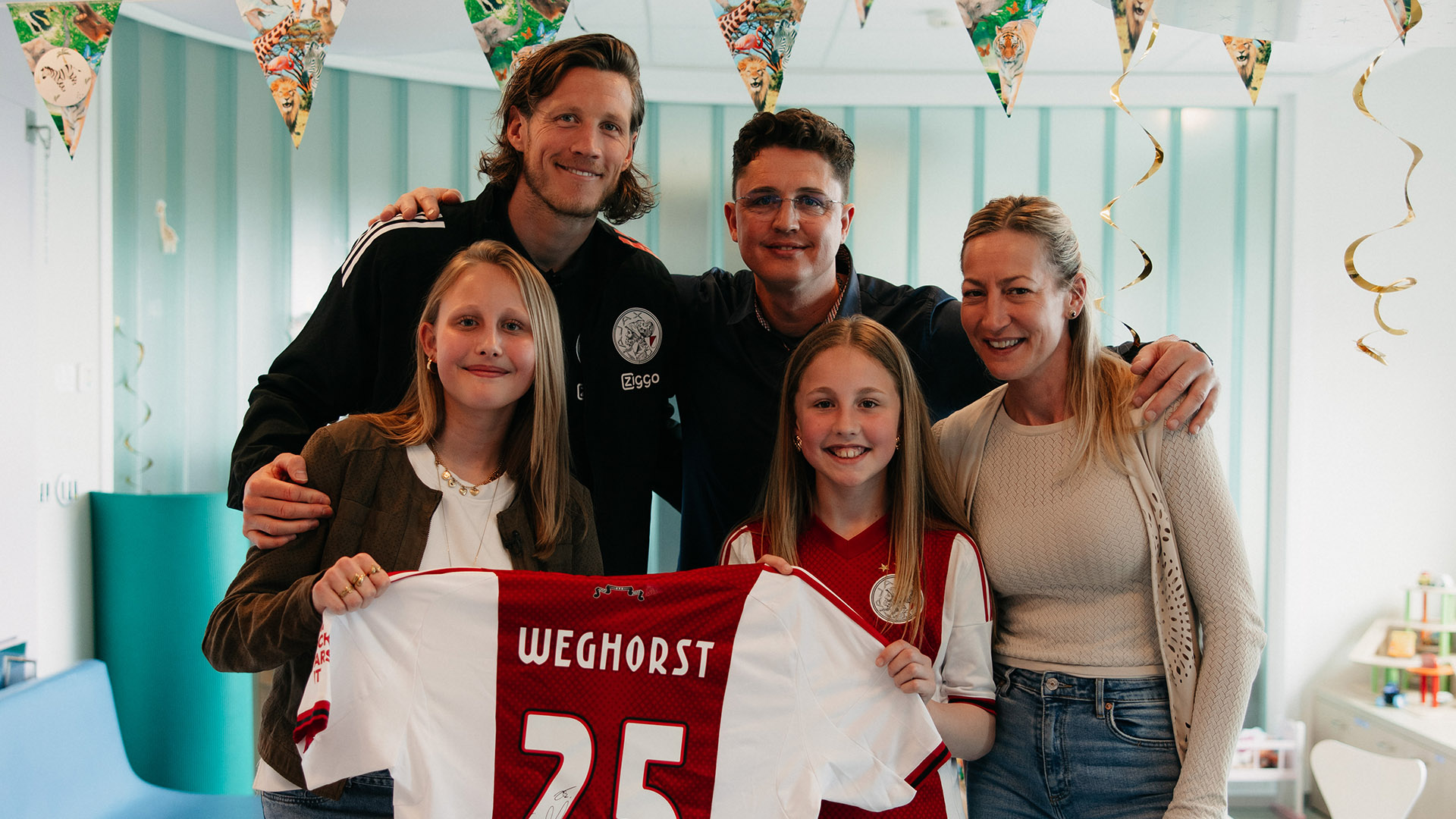 Ajacieden bezoeken kids in Emma Kinderziekenhuis; Weghorst verrast superfan