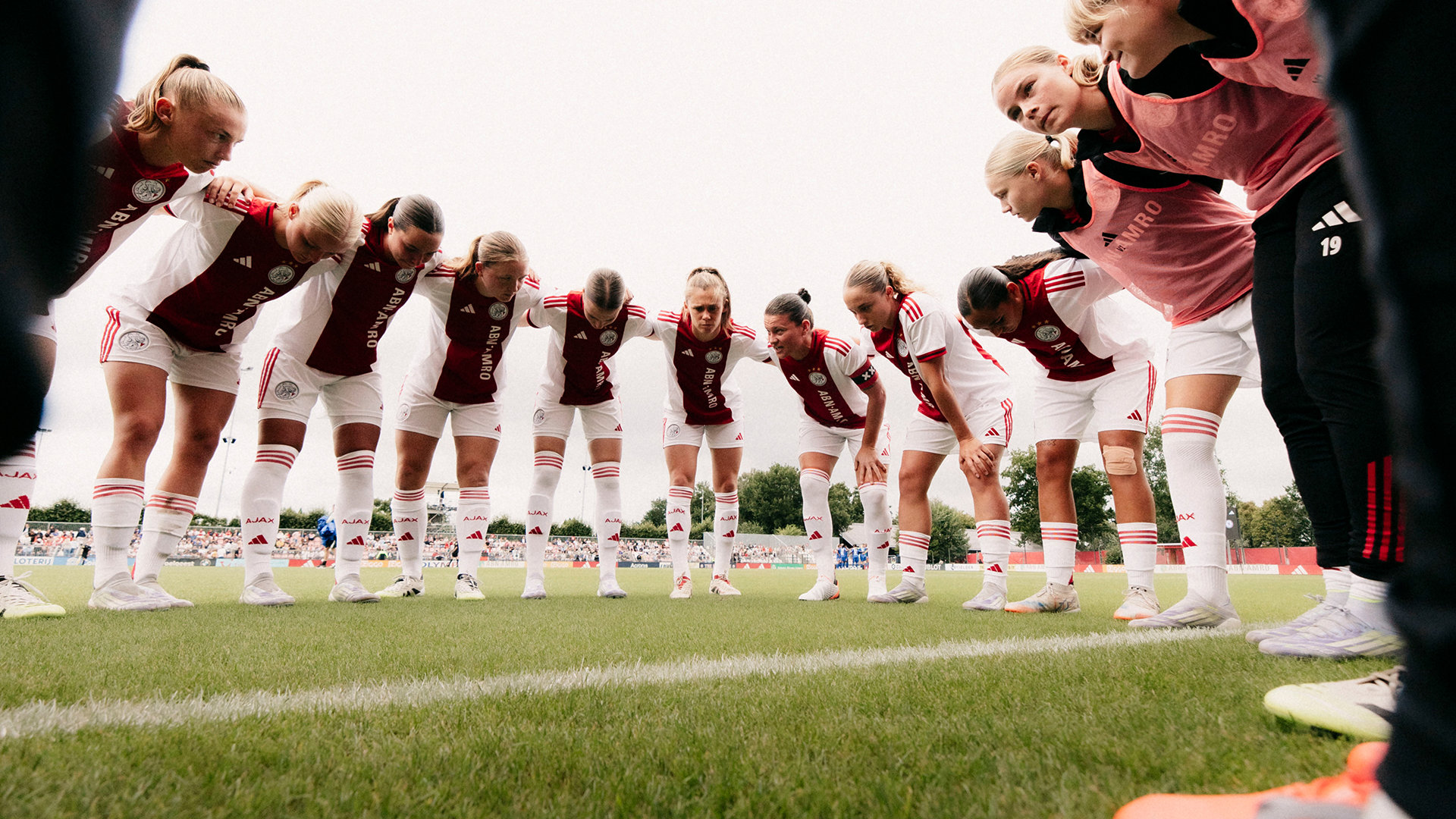 Ajaxvrouwenhuddle1920