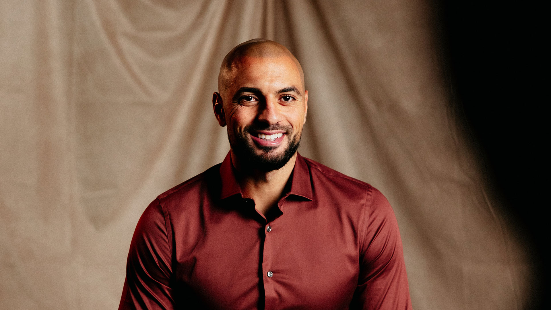Amrabat is Ajacied: 'De woorden van Cruijff waren vleiend'
