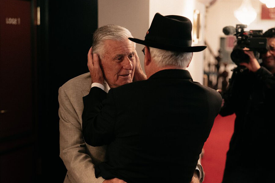 Sjaak En Youp Omhelzing 900