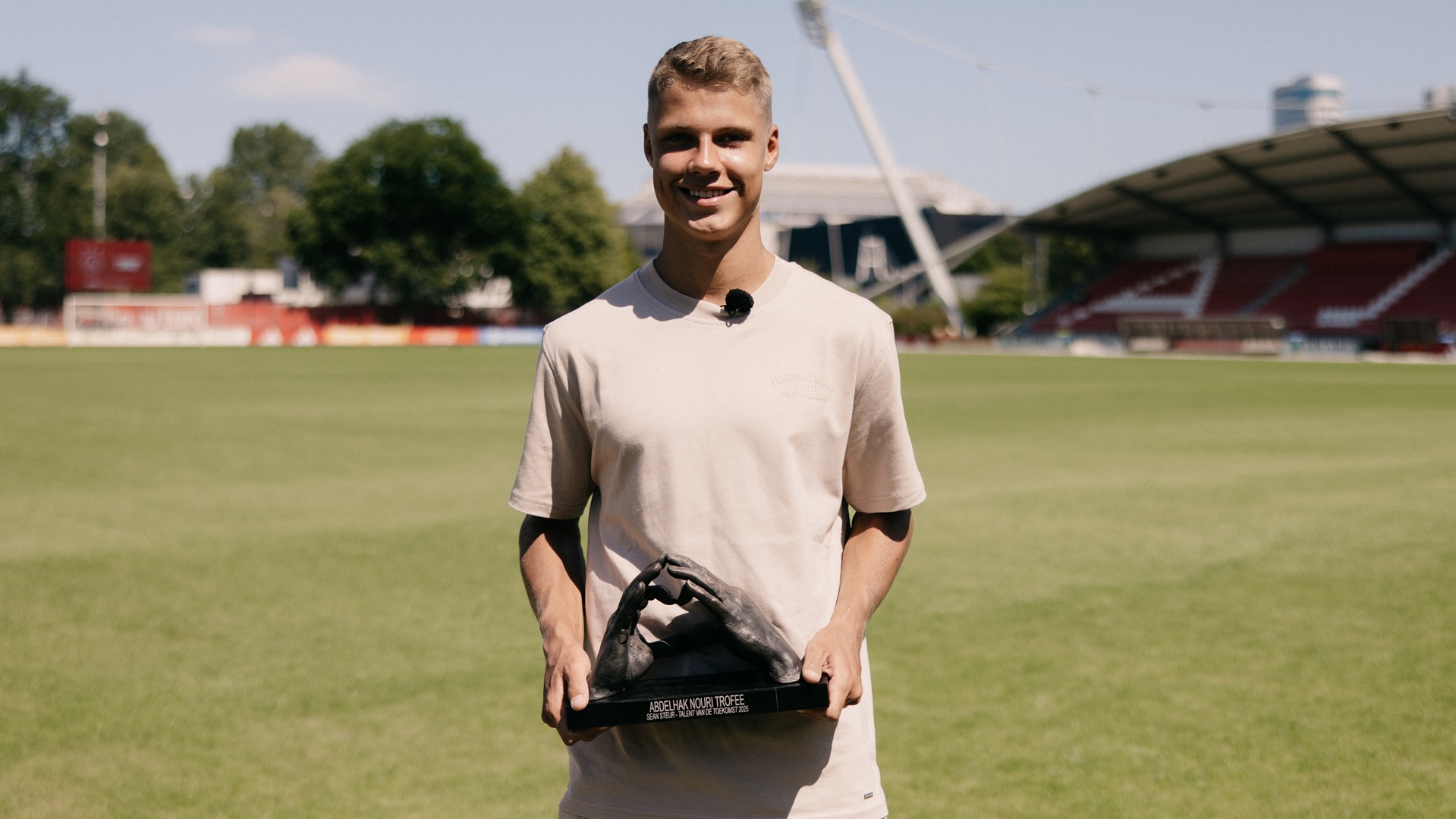 Steur neemt Abdelhak Nouri Trofee in ontvangst: 'Geweldige prijs'